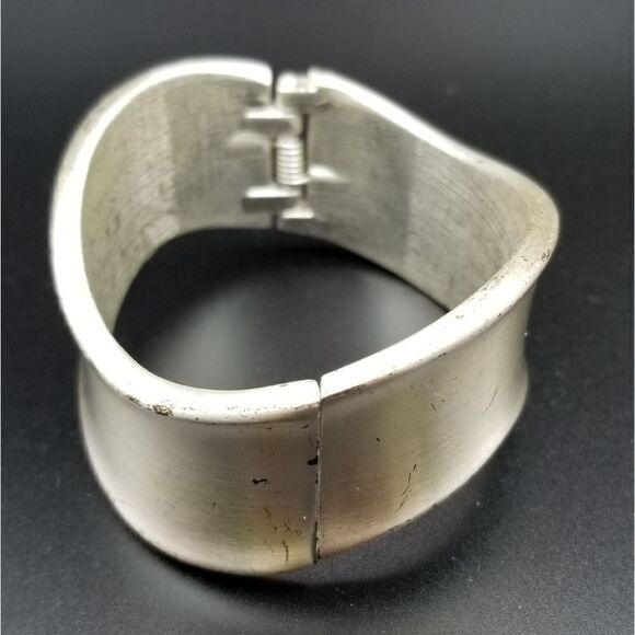 Jewelry - VINTAGE! Silver Tone Old Century Hinge Bracelet. B407